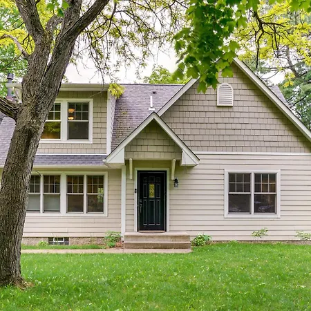 Charming Taylors Falls Home With Deck, Fire Pit